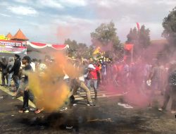 Bentrok Antar Pendukung Cawagub Jatim Memanas, Satuan Polres Sumenep Lepaskan Gas Air Mata