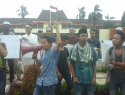 Pertanyakan Kesiapan Visit 2018, Sejumlah Aktivis Demo Kantor Bupati Sumenep