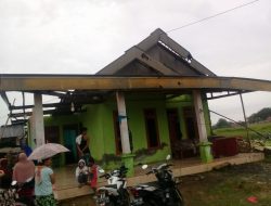 Balai Desa dan Ruamah Warga Ambruk Dihantam Angin Puting Beliung