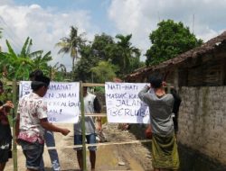 Kecewa, Warga Ganding Blokir Jalan Kabupaten Penghubung Ganding – Pasongsongan Yang Rusak Parah