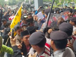 Mahasiswa Sumenep  Bentrok Dengan Aparat Kepolisian Saat Aksi Tolak UU MD3