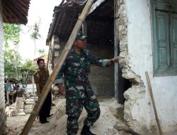 Akibat Hujan Lebat Rumah Warga Ganding Ambruk, Babinsa Ramil 0827/08 Ganding Langsung Terjun Lokasi