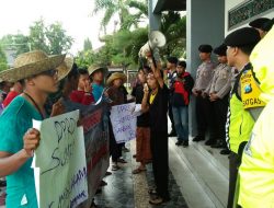 Sejumlah Mahasiswa Demo Kantor DPRD Sumenep Tolak Impor Garam