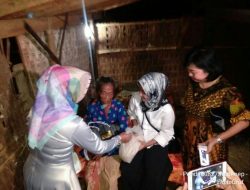 Ibu Persit Bersama Ibu Dharma Wanita Lakukan Anjangsana Kepada Warga Kurang Mampu