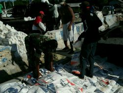 Babinsa Koramil Ra’as Ikut Bantu Distribusi Rastra Kepada Warga Kurang Mampu