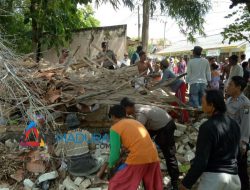 Sebuah Toko Pupuk Ambruk, Empat Terkena Reruntuhan