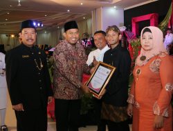 Wabup Sumenep, Serahkan Penghargaan Siswa SMAN 1 Berprestasi