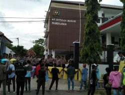 Diduga Main Mata, Kejari Pamekasan di Demo Sejumlah Pemuda