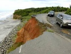 Akses Jalan Pantai Jumiang Rusak, Pengunjung Sedikit