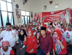 Nia Kurnia Fauzi Berbagi Dengan Abang Becak dan Buka Bersama