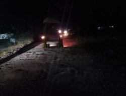 Ruas Jalan Rusak Parah, Warga Gayam Lakukan Perbaikan Dengan Swadaya