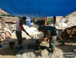 Babinsa Desa Bunpenang Bantu Bangun Rumah Korban Bencanan