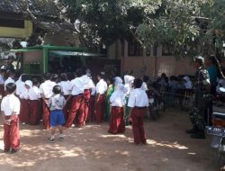 Pacu Semangat Belajar, Si Mokos Kodim 0827 Sambangi SDN Mandala I Rubaru