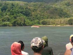 Dihantam Ombak,  Kapal Penagkap Ikan Terbalik Korban Tewas Terjerat Jaring