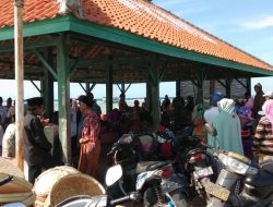 Akibat Cuaca Buruk, Ratusan Penumpang Menumpuk di Pelabuhan Gayam