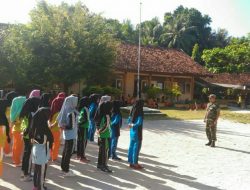 Koptu Parjoko Latih PBB Untuk Kedisiplinan Siswa SMAN 1 Masalembu