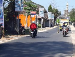 Takut terjadi Kecelakan, Jalan Berlubang Jalur Lenteng Ditanami Pohon Pisang