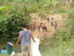 Warga Cangkreng Gotong – Royong Tanggul Jebol, Pemkab dan Desa Tutup Mata