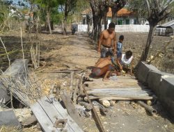 Abaikan Jembatan Ambruk, Kades Berdalih Tunggu Giliran