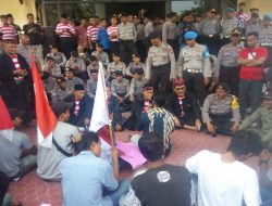 Wah..Begitu Santainya Bupati Pamekasan Temui Aksi Sambil Merokok