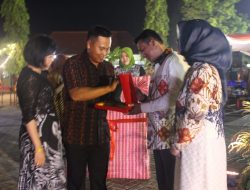 Dandim 0827 Berikan Cindra Mata Kepada AKBP Fadillah Zulkarnaen