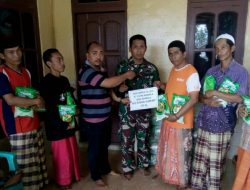 Didampingi Babinsa, Ketua Gapoktan Desa Mandala Distribusikan Benih Padi