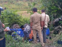 Mobil Pic Up Muatan Aspal Terguling di Desa Bragung
