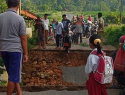 Jembatan Manding Daya Ambruk, Akses Lumpuh Total