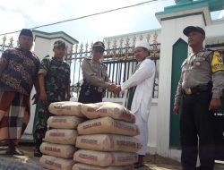Bentuk Kesolidan Babinsa 0827/08 dan Polsek Ganding Serahkan Bantuan Semen