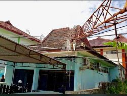 Tower Milik Pemkab Sumenep Roboh Menimpa Kantor PWI