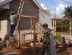 Tingkatkan Kebersamaan Babinsa Bantu Warga Pemasangan Asbes