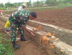Babinsa Melaksanakan Karya Bakti Pembuatan Saluran Irigasi