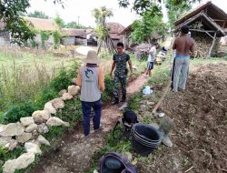 Petugas TMMD Kodim 0827 dan Warga Terus Genjot Pembangunan Drainase
