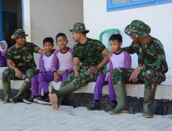 Keakraban Anggota Satgas TMMD 104 dengan siswa MI Mistaul Ulum Desa Larangan Kerta