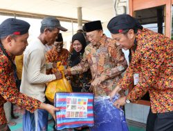 Pasca Bencana Puting Beliung, Bupati Sumenep Terjun Lokasi Serahkan Bantuan