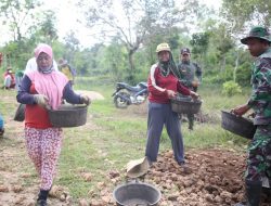 Satgas TMMD 104 Sumenep Tersulut Semangatnya Oleh Ibu-Ibu Larangan Kerta