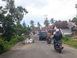 Jalan Poros Kecamatan Rusak Parah