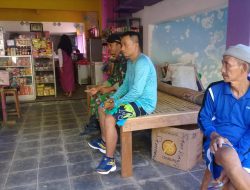 Manfaatkan Warung Di Pelabuhan, Babinsa Melaksanakan Komsos