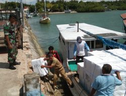 Babinsa dan Babinkamtibnas Kawal Logistil Pemilu 2019 ke Pulau Giligenting