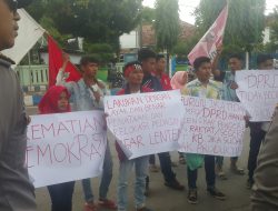 Mahasiswa Marah Saat Demo Anggota Dewan “Plesiran”