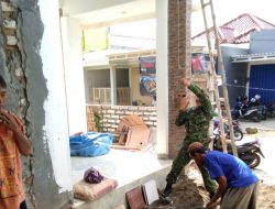Babinsa Koramil 0827/10 Ambunten Membantu Memperbaiki Rumah Warga
