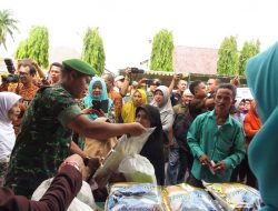 Dandim 0827 Sumenep Layani Masyarakat Belanja di Pasar Murah Sumenep