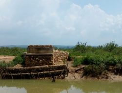 Diduga Tak Sesuai Spek, Pembangunan Jembatan Sungai “Kalettek” Kalimook Ambruk