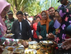 Unik! Festival Ketupat 2019 di Wisata Pantai Slopeng Bagikan 1000 Ketupat Urap Gratis