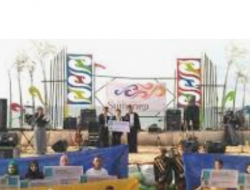 Lebaran Ketupat di Pantai Slopeng Pengunjung Dapat Kuliner Gratis