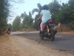 Warga Keluhkan Jalan Raya Manding “Rusak” Penuh Lubang