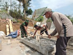 Satgas TMMD, Bareng Warga Serda Purwanto Aduk Semen