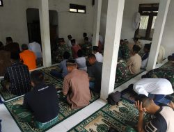 Kewajiban Utama, Satgas TMMD Sholat Bareng Warga