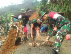 Dandim Trenggalek Ikut Aduk Semen Bahan Pasang Kayu Dinding