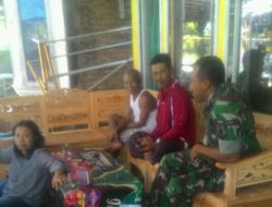 Babinsa Koramil 0827/21 Raas Melaksanakan Komsos dengan Warga Binaanya